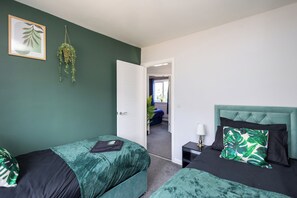 3 chambres, bureau, fer et planche à repasser, accès au Wi-Fi (inclus)