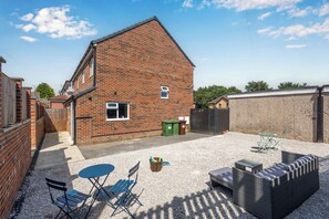 Outdoor dining - Leeds 3 Bed 2.5 Bath - Parking/WiFi/Pool Table/Self Check-in (Leeds)