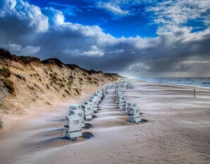 A beach with numbered markers along the shore. - Ferienwohnung in Westerland auf Sylt (Sylt)