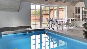 Casa | Alberca | Alberca techada y alberca al aire libre