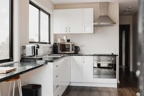 冷蔵庫、電子レンジ、オーブン、コンロ