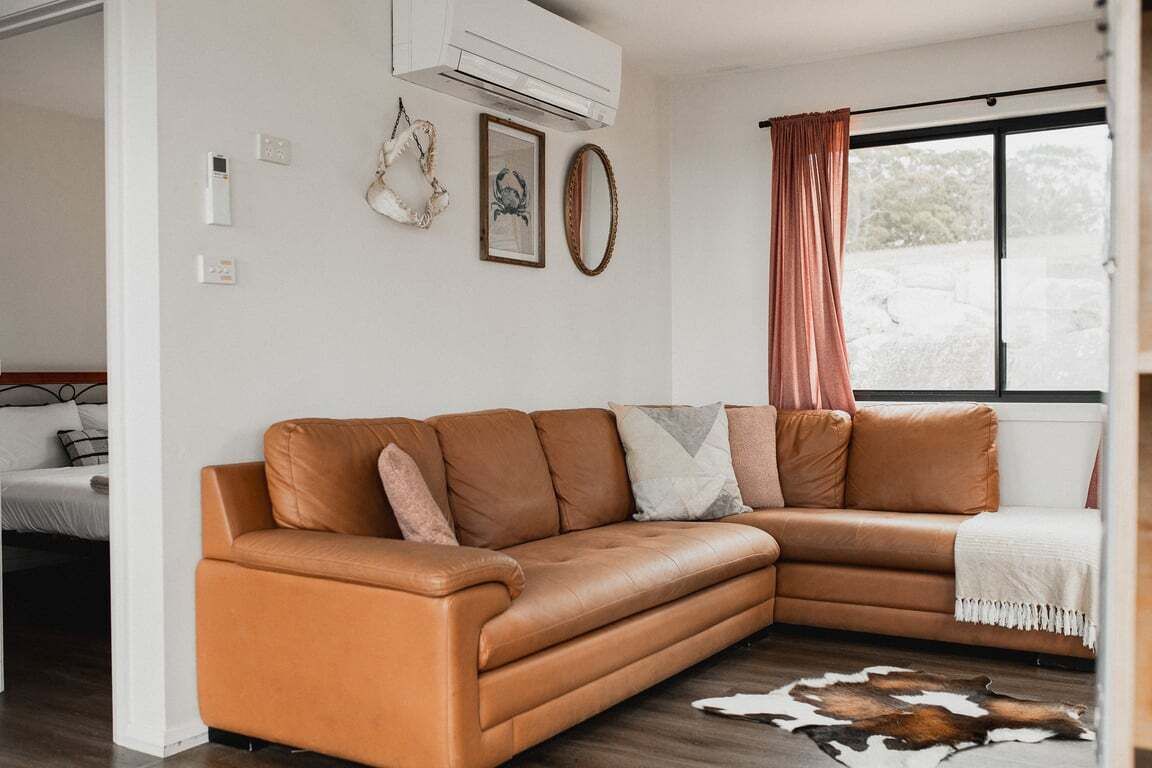 TV connectée, cheminée, livres