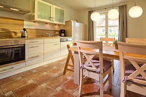 House | Private kitchen | Toaster, highchair - Gutshaus, Sellin (Sellin)