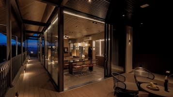 Premium-Apartment, Hügelblick | Wohnbereich | Smart-TV