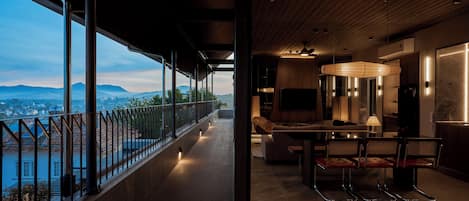 Premium-Apartment, Hügelblick | Wohnbereich | Smart-TV
