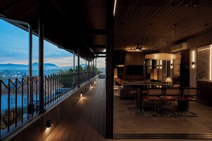 Premium-Apartment, Hügelblick | Wohnbereich | Smart-TV