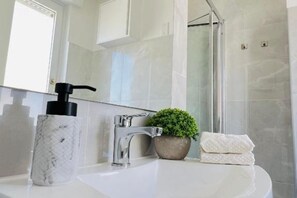 Dusche, Haartrockner, Handtücher, Seife