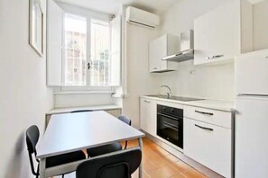 Fridge, microwave, oven, stovetop - Campo dè Fiori - Cozy apartment (Roma)