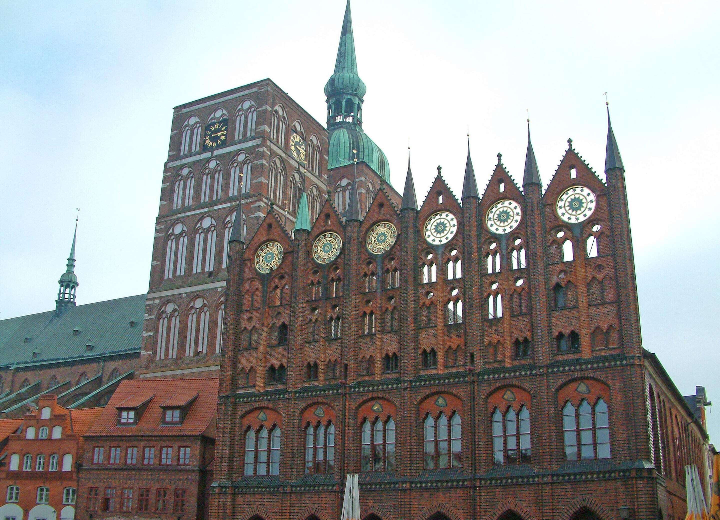 Ein historisches Gebäude mit mehreren Türmen und Uhren.