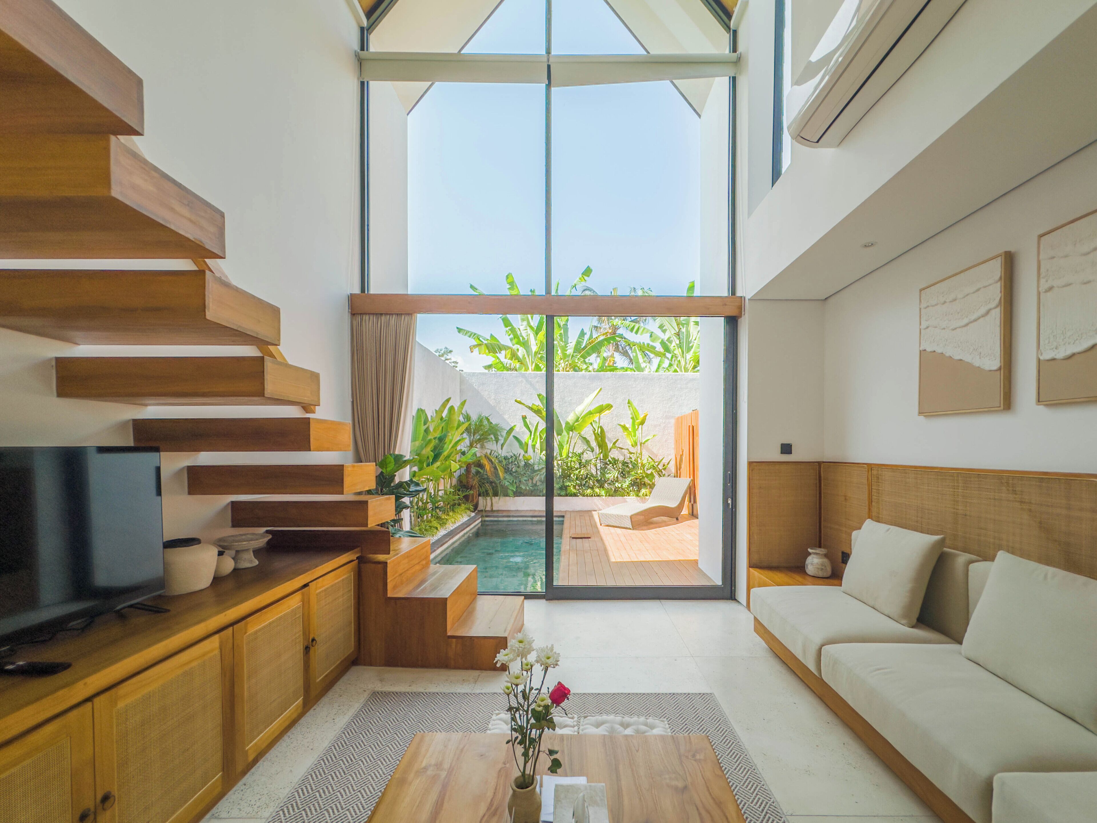 Mezzanine Villa with Private Pool | Area soggiorno | TV a schermo piatto
