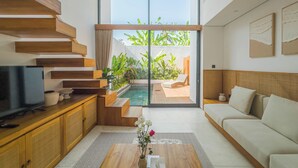 Mezzanine Villa with Private Pool | 起居區 | 平面電視