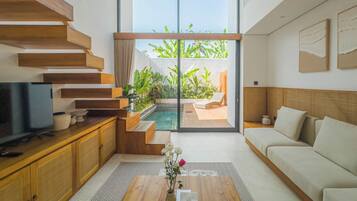 Mezzanine Villa with Private Pool | Area soggiorno | TV a schermo piatto