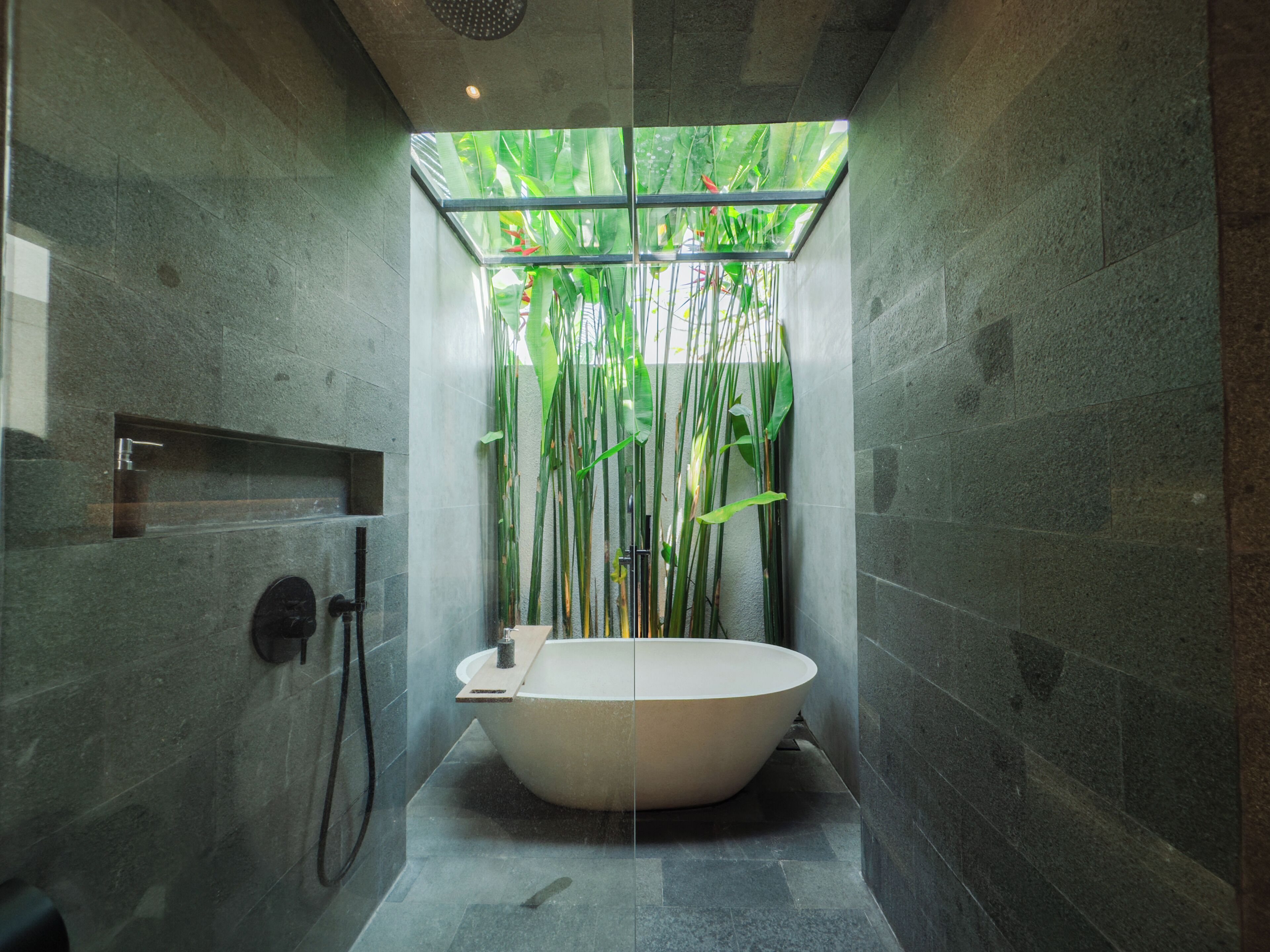 One Bedroom with Private Pool | Badkamer | Een haardroger, handdoeken