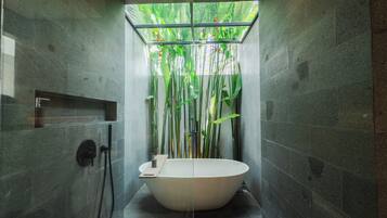 One Bedroom with Private Pool | Badkamer | Een haardroger, handdoeken