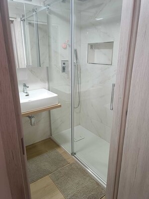 Bruser, hårtørrer, bidet, håndklæder