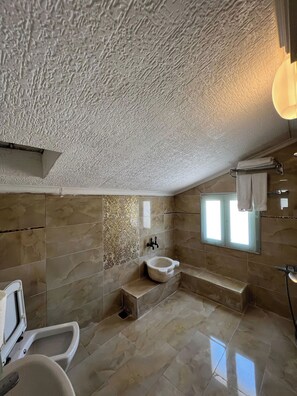 Appartamento Comfort, vista cortile | Bagno | Asciugacapelli, pantofole, asciugamani, sapone