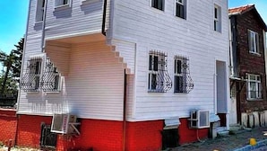 A white building with a red base, labeled "Mihri Hatun Suit Otel". - Mihri Hatun Suit Otel (Istanbul)