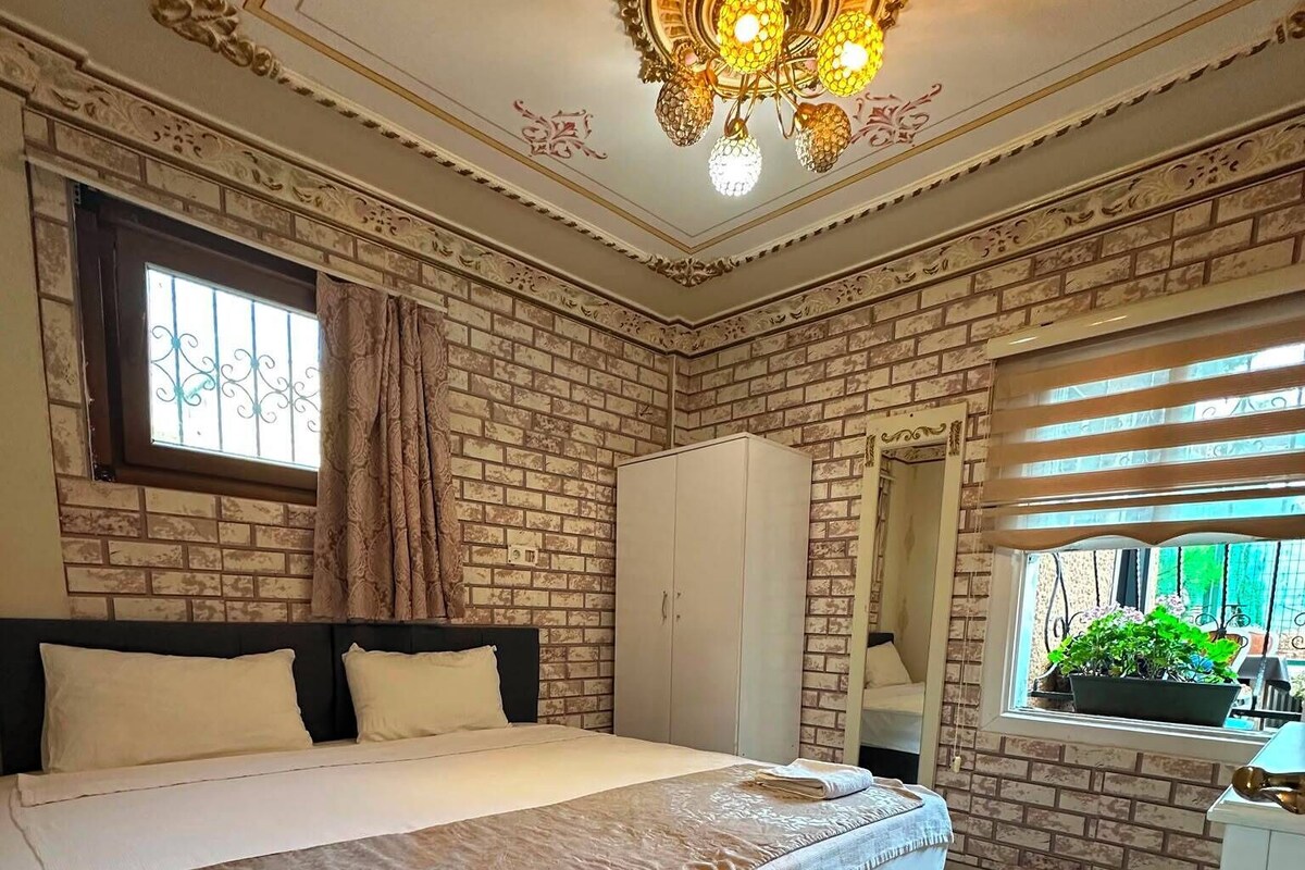 1 bedroom, premium bedding, desk, laptop workspace