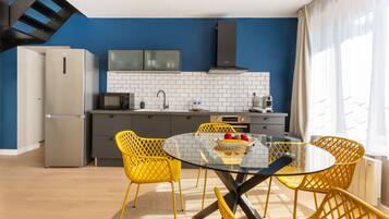 Apartment, Ensuite, City View | Dining