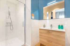 Apartment, Ensuite, City View | Bathroom - Au Chat Qui Dort Lille - Gare (Lille)