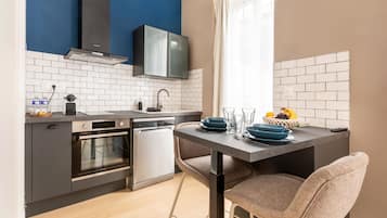 Estudio estándar, baño en la habitación | Cocina privada | Refrigerador con congelador y cafetera de espresso
