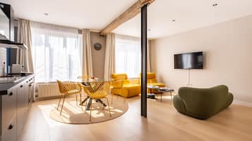 Apartment, Ensuite, City View | Lounge