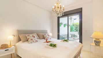 2 bedrooms, laptop workspace, iron/ironing board, free WiFi