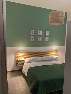 2 bedrooms, travel cot, WiFi, bed sheets