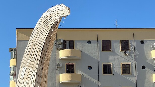 A building with multiple balconies and a statue of a woman. - A stone's throw from the historic Ballaró market and the historic center of Palermo (Palermo)