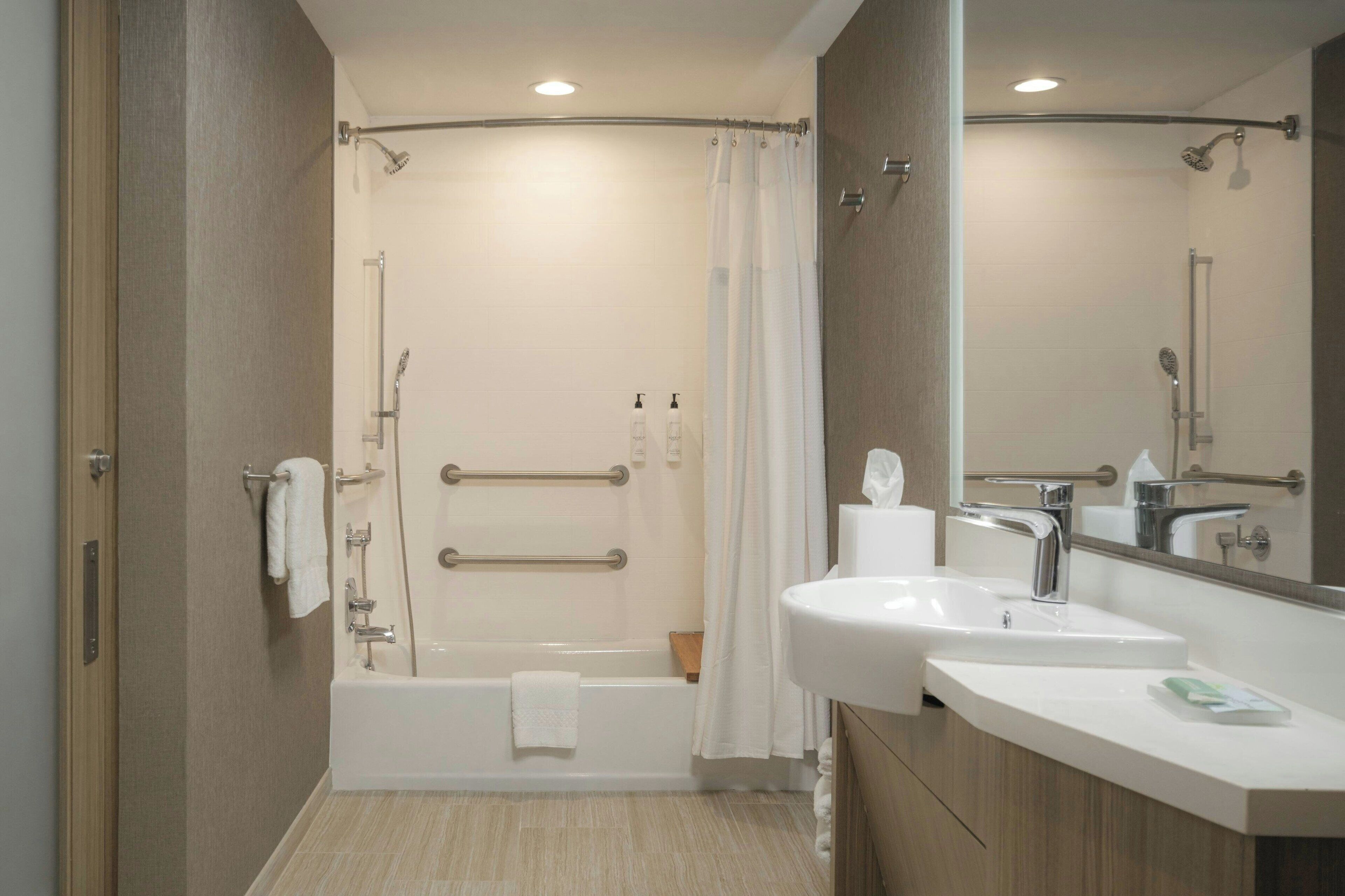 Un baño moderno con bañera, ducha y lavamanos.