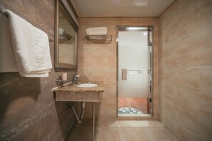 Habitación estándar con 2 camas individuales | Baño | Secador de pelo, toallas, jabón y champú