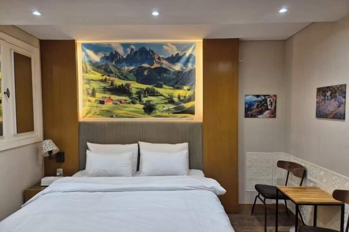 Free WiFi, bed sheets