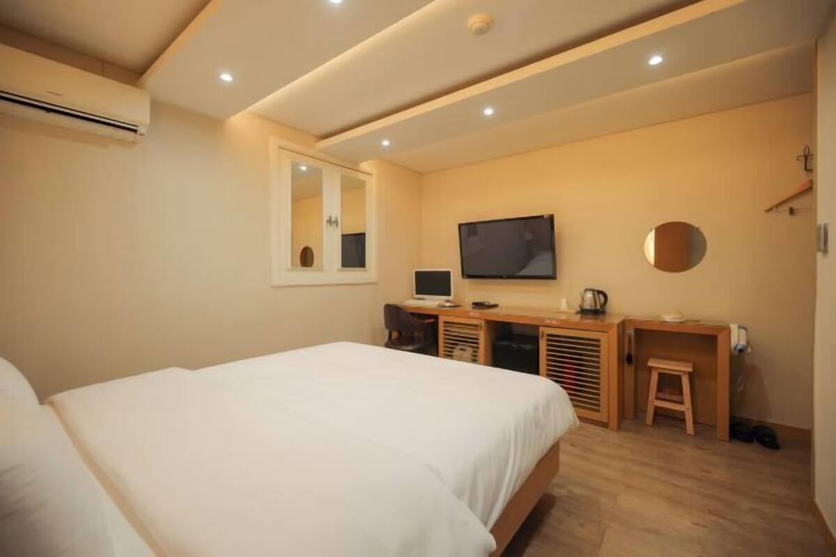 Free WiFi, bed sheets