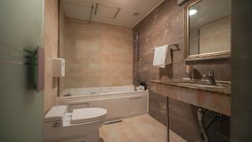 Standard-Zweibettzimmer | Badezimmer | Haartrockner, Handtücher, Seife, Shampoo