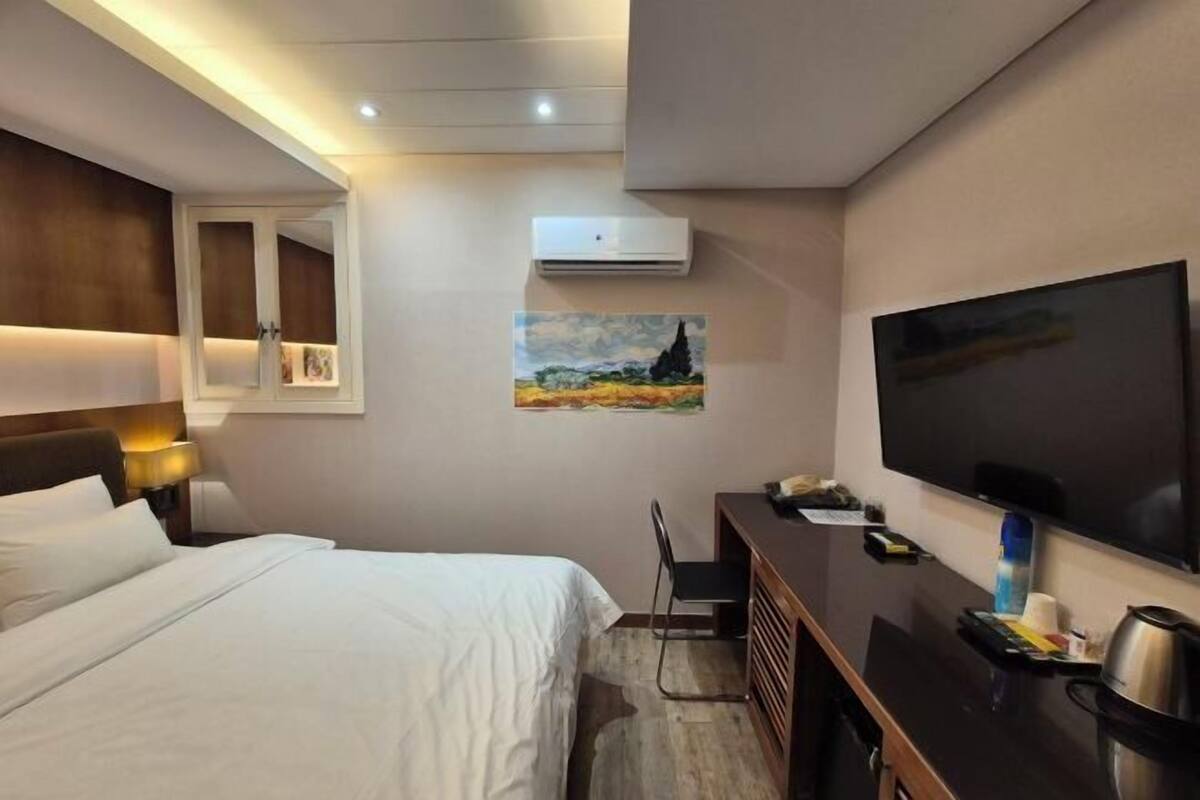 WiFi (free), bed sheets