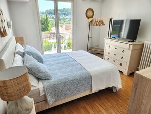 3 bedrooms, in-room safe, desk, iron/ironing board