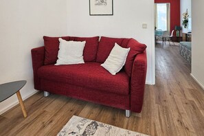 Smart-TV, bøker og stereoanlegg