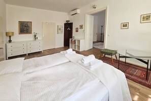 2 soverom, skrivebord, strykejern/-brett og reiseseng for barn