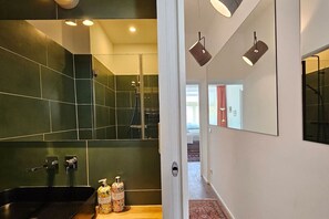 Dusj, hårføner, håndklær og såpe