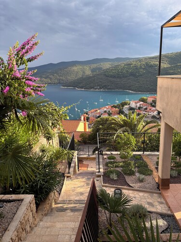 Amor - cozy 1-bedroom apartment with jacuzzi and enchanting sea view in Rabac