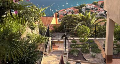 Amor - cozy 1-bedroom apartment with jacuzzi and enchanting sea view in Rabac