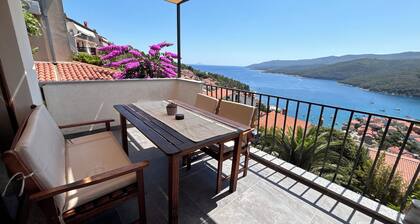 Amor - cozy 1-bedroom apartment with jacuzzi and enchanting sea view in Rabac