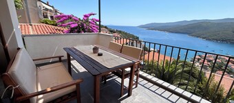 Amor - cozy 1-bedroom apartment with jacuzzi and enchanting sea view in Rabac