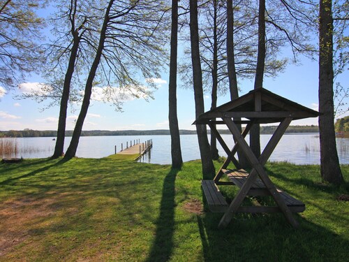 Bungalow am See mit Ruderboot in Klein Labenz