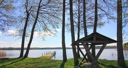 Bungalow am See mit Ruderboot in Klein Labenz