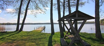 Bungalow am See mit Ruderboot in Klein Labenz