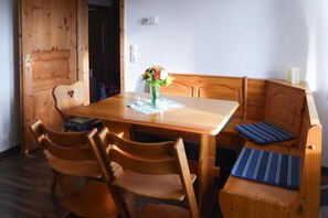 Bungalow | Dining