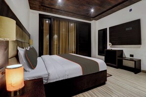 Deluxe Double Room, City View | Egyptian cotton sheets, premium bedding, down comforters - Hotel Woodland Suites Near Delhi Airport (New Delhi)