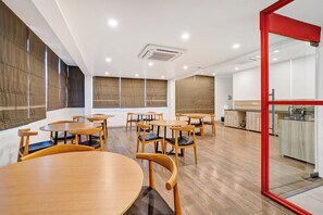 Restaurant - Hotel Woodland Suites Near Delhi Airport (New Delhi)