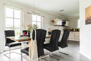 House | Dining - Luxushaus Boddenkuste mit Lagune und Sauna (Fuhlendorf)